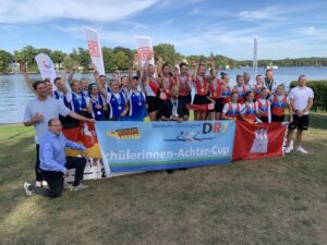 Im Schülerinnen-Achtercup siegte Hanau vor Hannover und Hamburg, links JtfO-Pate Max Munski sowie hockend vom Ruder-Club Deutschland Michael Buchheit und rechts Mattes Schönherr, Schlagmann des Deutschlandachters